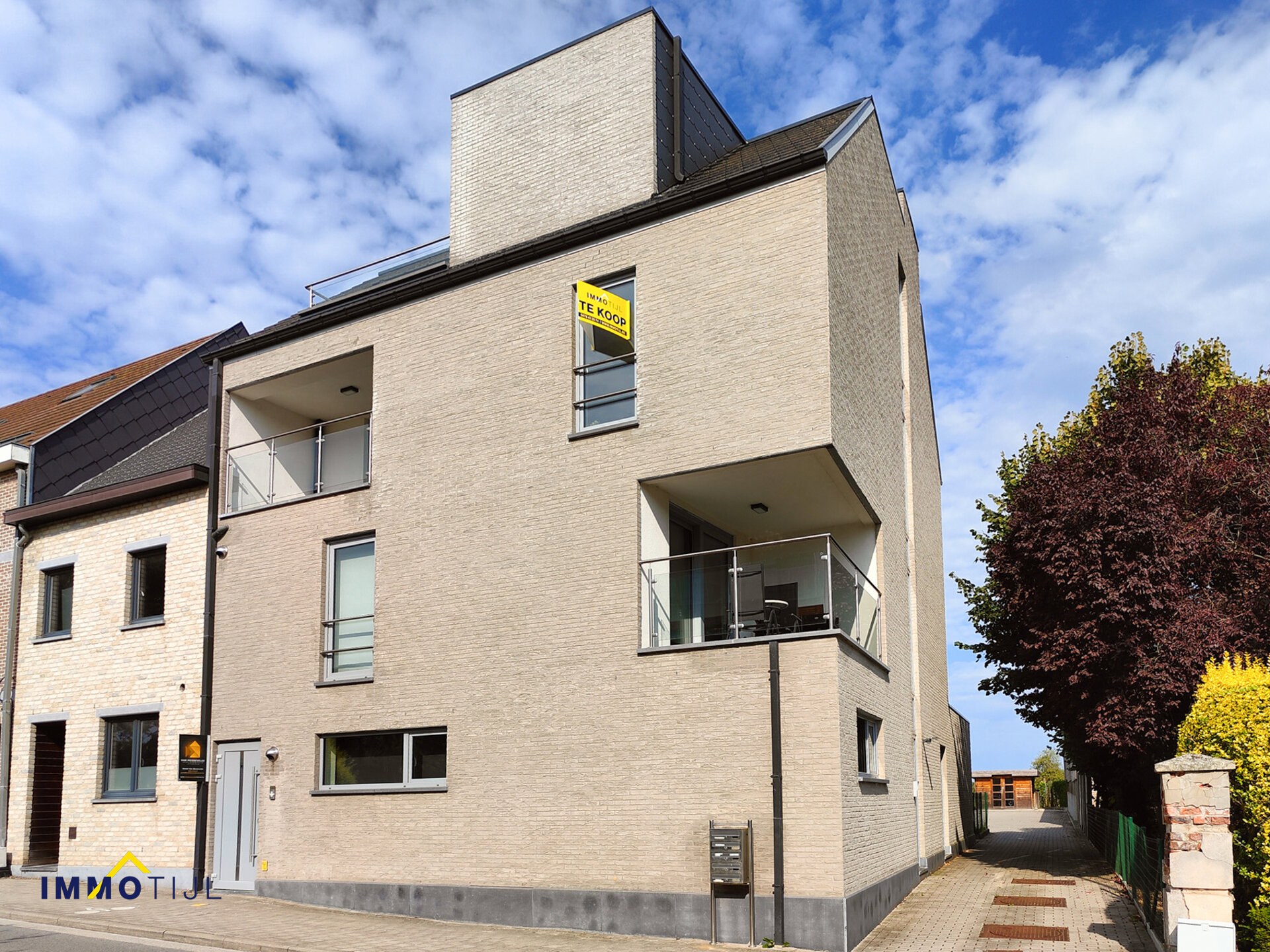 Appartementsgebouw te koop in Nieuwerkerken